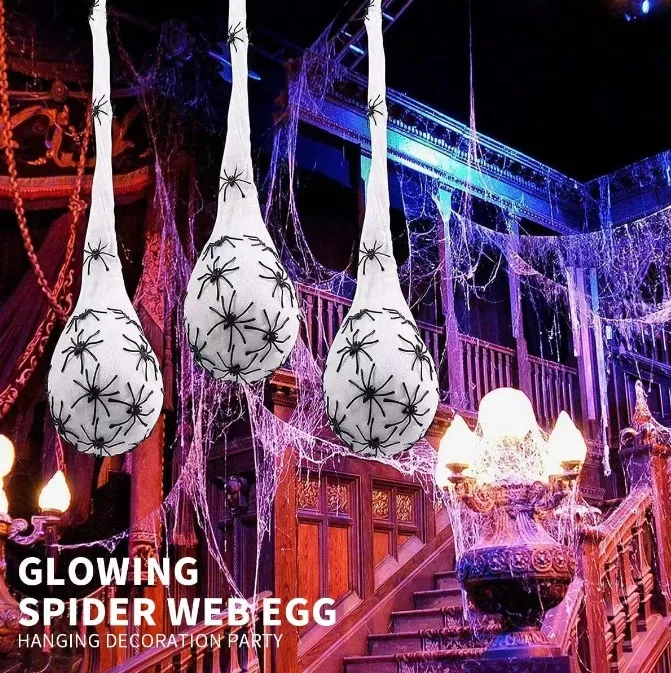 decoracion con nidos de araña iluminados.webp