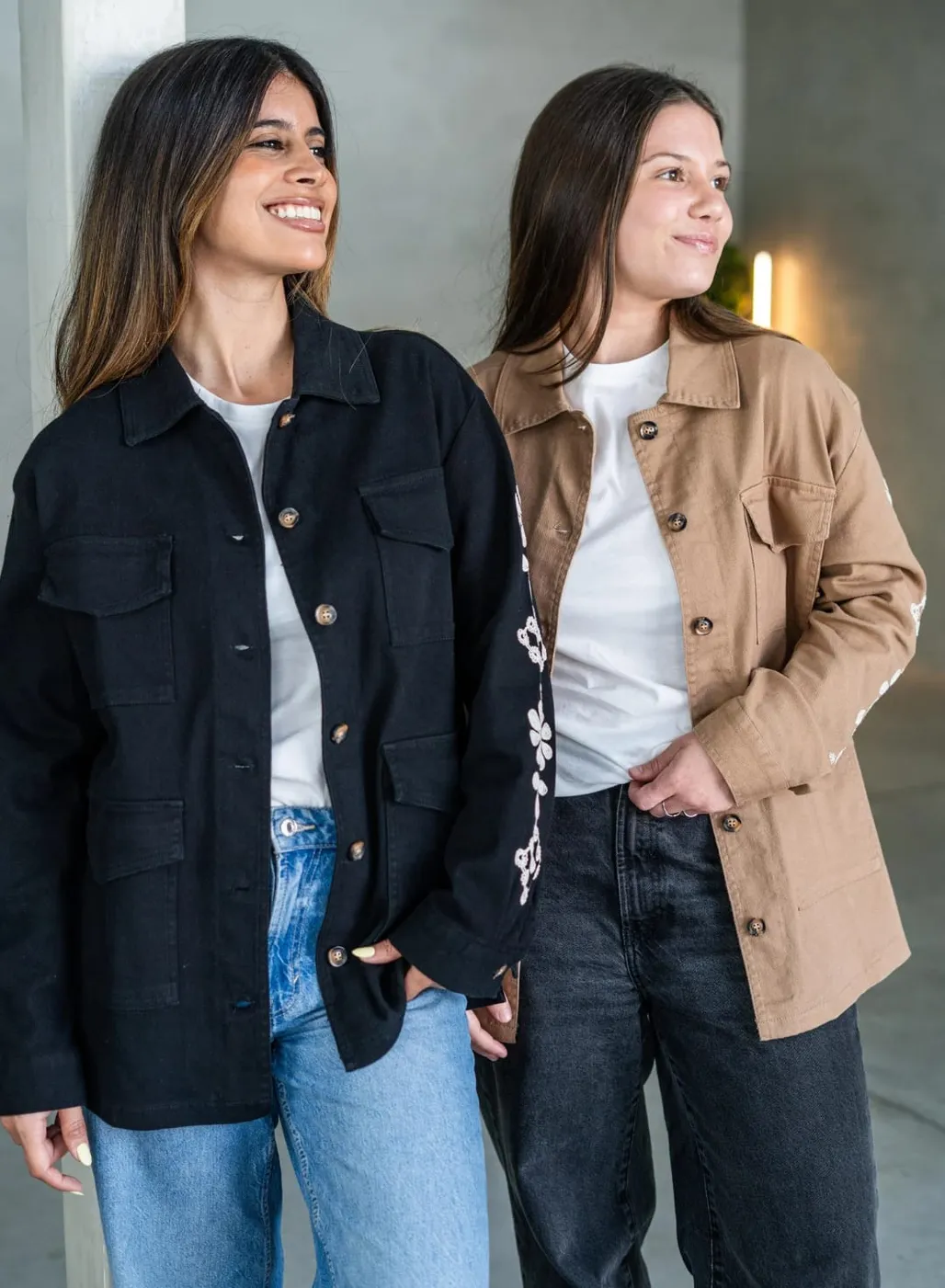 ​Chaqueta de Gabardina Oversize con Bordado Floral