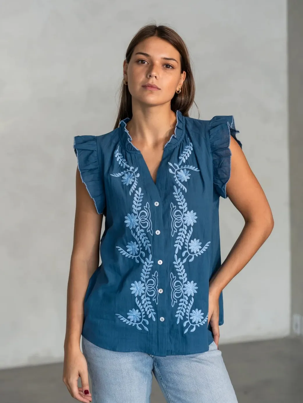 Blusa de algodón liviano con bordado artesanal en el frente.