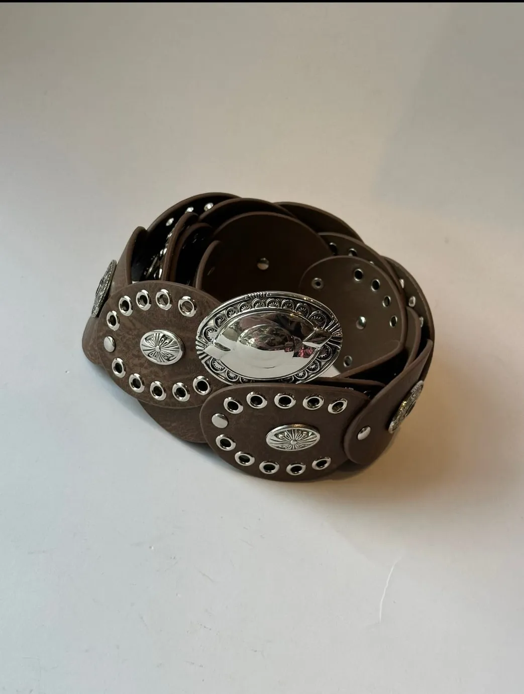 Cinturón con Ojetes y Hebilla Western - Estilo Bold