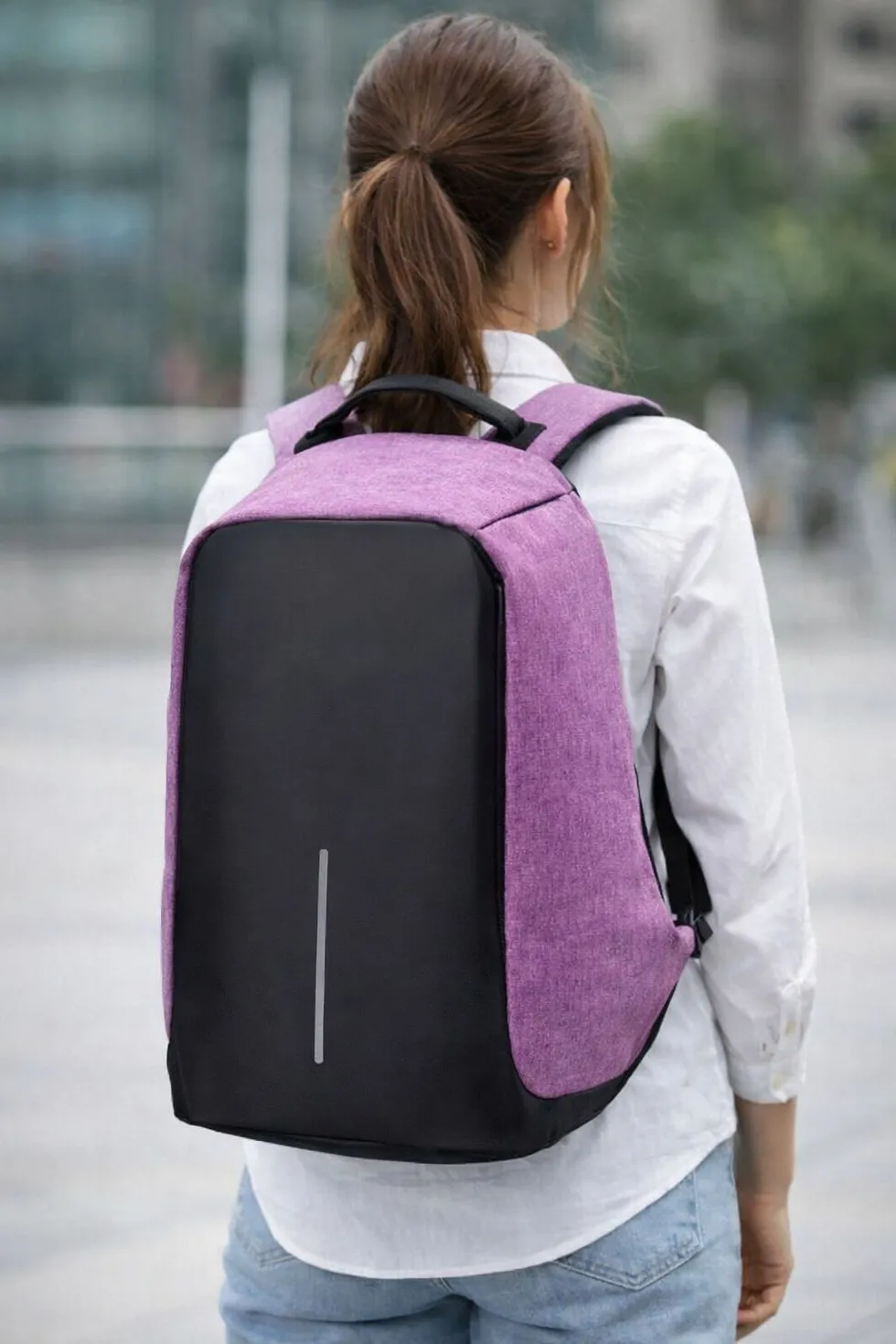 Mochila Antirrobo Impermeable con Puerto USB y Opción de Banco de Carga