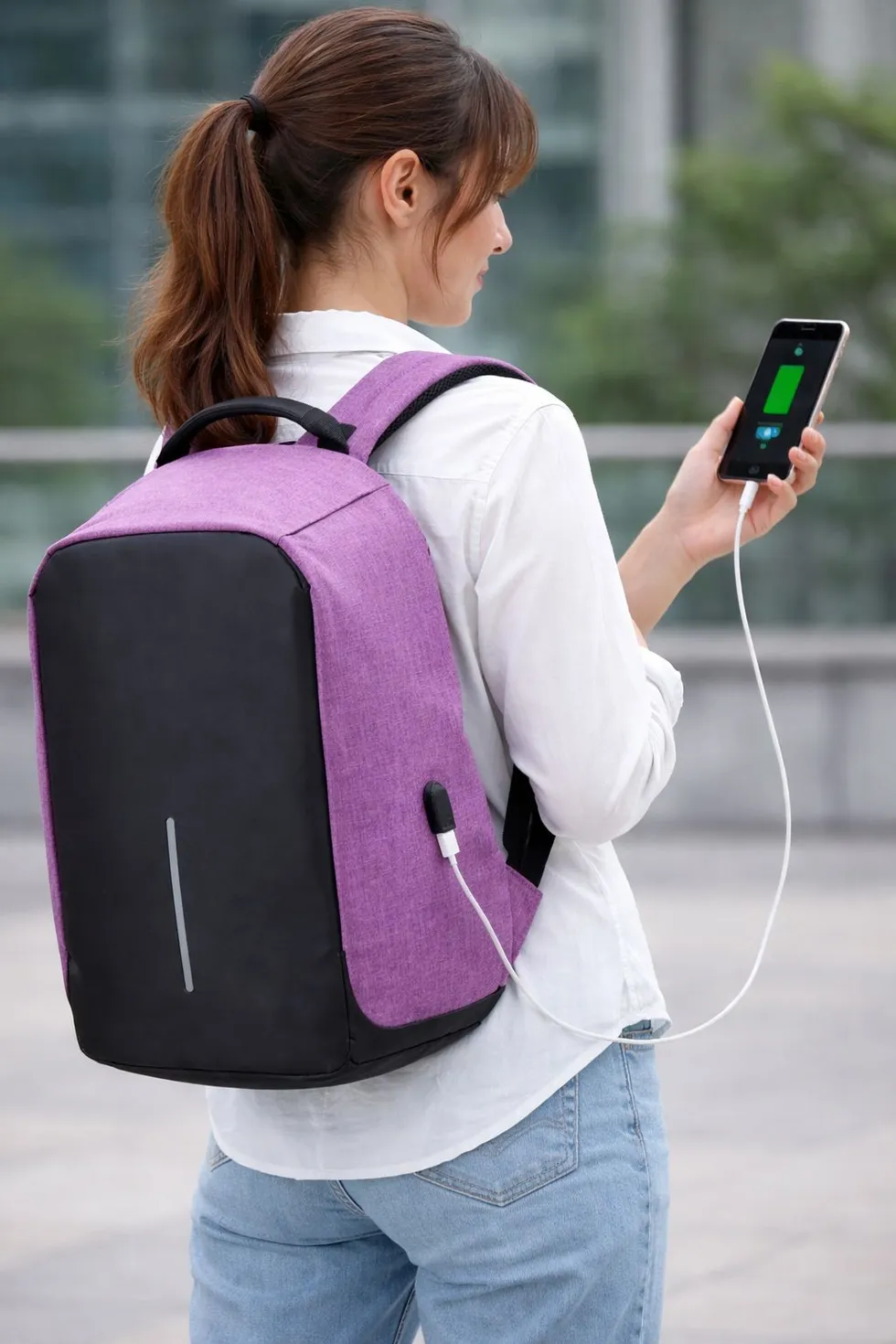 Mochila Antirrobo Impermeable con Puerto USB y Opción de Banco de Carga